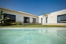 Maison contemporaine à vendre à  L'ISLE SUR LA SORGUE (84), près de 170m2 4 chambres, jardin de près de 1250 m2 avec piscine