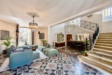 Dpt Vaucluse (84), à vendre au Coeur de L'ISLE SUR LA SORGUE exceptionnelle maison de près de 600 m2 avec jardin paysagé avec piscine sur plus de 900 m2 et chapelle à rénover de près de 180 m2 