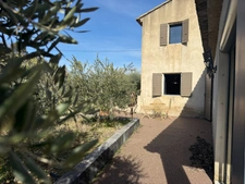 Mas rénové à vendre en campagne de OPPEDE (84), près 200 m2, 3 chambres sur terrain attenant piscinable de près de 1075 m2.