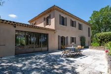 MÉNERBES – PROPRIÉTÉ D’EXCEPTION – 2 BÂTISSES – 9 CHAMBRES – PISCINE – SPA – PICKLE BALL – VUE LUBERON