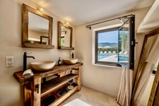 MÉNERBES – PROPRIÉTÉ D’EXCEPTION – 2 BÂTISSES – 9 CHAMBRES – PISCINE – SPA – PICKLE BALL – VUE LUBERON