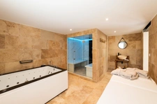 MÉNERBES – PROPRIÉTÉ D’EXCEPTION – 2 BÂTISSES – 9 CHAMBRES – PISCINE – SPA – PICKLE BALL – VUE LUBERON