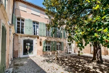 Dpt Vaucluse (84), à vendre au Coeur de L'ISLE SUR LA SORGUE exceptionnelle maison de près de 600 m2 avec jardin paysagé avec piscine sur plus de 900 m2 et chapelle à rénover de près de 180 m2 
