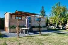 Dpt Vaucluse (84), à vendre en campagne de MENERBES, proche de Gordes et de l'Isle sur la Sorgue, Propriété de près de 2 ha avec Mas familial et dépendances sur près de 400 m² offrant 7 chambres