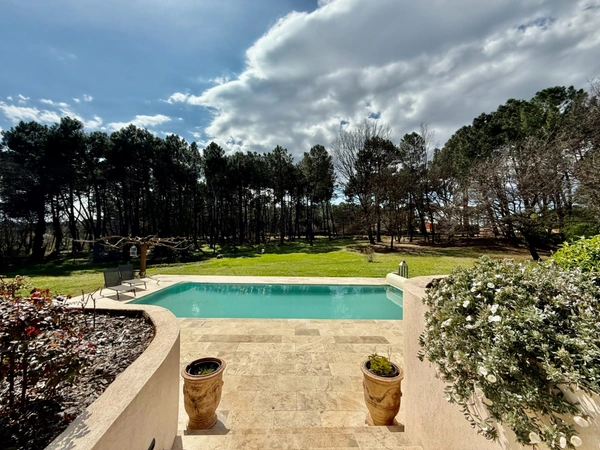 Maison à vendre aux portes de ROUSSILLON (84) 5 chambres, piscine, jardin paysagé