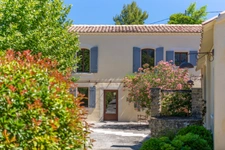 Bastide à vendre composée de 4 suites, 1 annexe avec piscine sur terrain attenant de près d'un hectare OPPEDE (84)