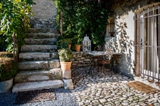 Dpt Vaucluse (84), à vendre en campagne de MENERBES, proche de Gordes et de l'Isle sur la Sorgue, Propriété de près de 2 ha avec Mas familial et dépendances sur près de 400 m² offrant 7 chambres