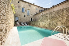 Character house (nearly 320 m2, 5 bedrooms) with interior courtyard, swimming pool & independent apartment (nearly 135 m2, 2 bedrooms) – Lagnes, Luberon (84)