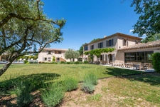MÉNERBES – PROPRIÉTÉ D’EXCEPTION – 2 BÂTISSES – 9 CHAMBRES – PISCINE – SPA – PICKLE BALL – VUE LUBERON
