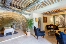 Character house (nearly 320 m2, 5 bedrooms) with interior courtyard, swimming pool & independent apartment (nearly 135 m2, 2 bedrooms) – Lagnes, Luberon (84)