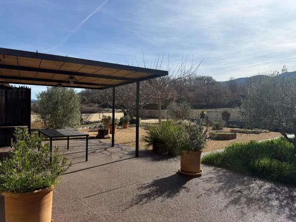 Mas rénové à vendre en campagne de OPPEDE (84), près 200 m2, 3 chambres sur terrain attenant piscinable de près de 1075 m2.