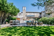 Dpt Vaucluse (84), à vendre au Coeur de L'ISLE SUR LA SORGUE exceptionnelle maison de près de 600 m2 avec jardin paysagé avec piscine sur plus de 900 m2 et chapelle à rénover de près de 180 m2 