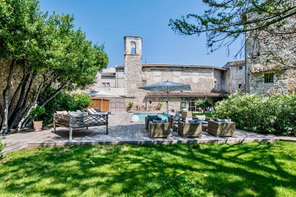 Dpt Vaucluse (84), à vendre au Coeur de L'ISLE SUR LA SORGUE exceptionnelle maison de près de 600 m2 avec jardin paysagé avec piscine sur plus de 900 m2 et chapelle à rénover de près de 180 m2 