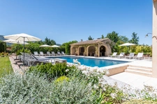 MÉNERBES – PROPRIÉTÉ D’EXCEPTION – 2 BÂTISSES – 9 CHAMBRES – PISCINE – SPA – PICKLE BALL – VUE LUBERON