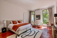Dpt Vaucluse (84), à vendre au Coeur de L'ISLE SUR LA SORGUE exceptionnelle maison de près de 600 m2 avec jardin paysagé avec piscine sur plus de 900 m2 et chapelle à rénover de près de 180 m2 