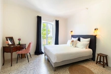 Character house (nearly 320 m2, 5 bedrooms) with interior courtyard, swimming pool & independent apartment (nearly 135 m2, 2 bedrooms) – Lagnes, Luberon (84)