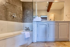 Dpt Vaucluse (84), à vendre au coeur de GORDES Maison de Village de près de 600 m2 avec piscine 