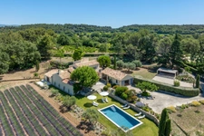 Bastide à vendre composée de 4 suites, 1 annexe avec piscine sur terrain attenant de près d'un hectare OPPEDE (84)