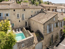 Maison de caractère (près de 320 m2, 5 chambres) avec cour intérieure, piscine & appartement indépendant (près de 135 m2, 2 chambres) – Lagnes, Luberon (84)
