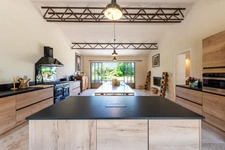 MÉNERBES – PROPRIÉTÉ D’EXCEPTION – 2 BÂTISSES – 9 CHAMBRES – PISCINE – SPA – PICKLE BALL – VUE LUBERON