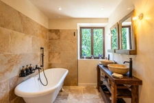 MÉNERBES – PROPRIÉTÉ D’EXCEPTION – 2 BÂTISSES – 9 CHAMBRES – PISCINE – SPA – PICKLE BALL – VUE LUBERON