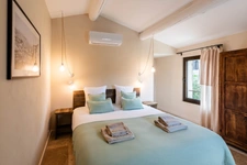 MÉNERBES – PROPRIÉTÉ D’EXCEPTION – 2 BÂTISSES – 9 CHAMBRES – PISCINE – SPA – PICKLE BALL – VUE LUBERON