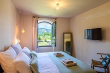 MÉNERBES – PROPRIÉTÉ D’EXCEPTION – 2 BÂTISSES – 9 CHAMBRES – PISCINE – SPA – PICKLE BALL – VUE LUBERON