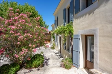 Bastide à vendre composée de 4 suites, 1 annexe avec piscine sur terrain attenant de près d'un hectare OPPEDE (84)