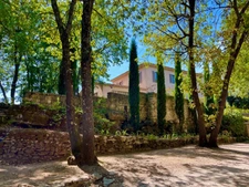 MÉNERBES – PROPRIÉTÉ D’EXCEPTION – 2 BÂTISSES – 9 CHAMBRES – PISCINE – SPA – PICKLE BALL – VUE LUBERON