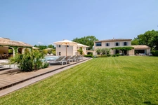 MÉNERBES – PROPRIÉTÉ D’EXCEPTION – 2 BÂTISSES – 9 CHAMBRES – PISCINE – SPA – PICKLE BALL – VUE LUBERON