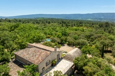 Propriété à vendre avec Mas d’Exception, Borie avec près de 310m2,à Gordes (84). piscine sur 3,4 hectares