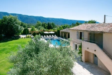 MÉNERBES – PROPRIÉTÉ D’EXCEPTION – 2 BÂTISSES – 9 CHAMBRES – PISCINE – SPA – PICKLE BALL – VUE LUBERON