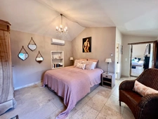 Dpt Vaucluse (84), à vendre en campagne de MENERBES, proche de Gordes et de l'Isle sur la Sorgue, Propriété de près de 2 ha avec Mas familial et dépendances sur près de 400 m² offrant 7 chambres