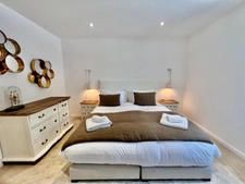 Dpt Vaucluse (84), à vendre GORDES propriété de 465 m2 en pierre avec 11 chambres sur près de 5 ha