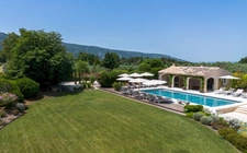 MÉNERBES – PROPRIÉTÉ D’EXCEPTION – 2 BÂTISSES – 9 CHAMBRES – PISCINE – SPA – PICKLE BALL – VUE LUBERON