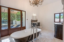 Bastide à vendre composée de 4 suites, 1 annexe avec piscine sur terrain attenant de près d'un hectare OPPEDE (84)