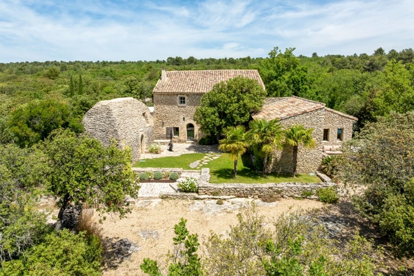 Propriété à vendre avec Mas d’Exception, Borie avec près de 310m2,à Gordes (84). piscine sur 3,4 hectares