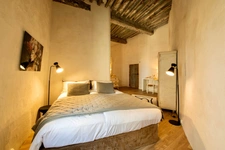 Dpt Vaucluse (84), à vendre au Coeur de L'ISLE SUR LA SORGUE exceptionnelle maison de près de 600 m2 avec jardin paysagé avec piscine sur plus de 900 m2 et chapelle à rénover de près de 180 m2 