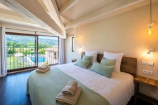 MÉNERBES – PROPRIÉTÉ D’EXCEPTION – 2 BÂTISSES – 9 CHAMBRES – PISCINE – SPA – PICKLE BALL – VUE LUBERON