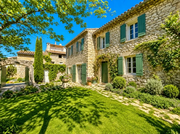 Mas de village avec jardin et piscine dans un hameau de Murs à 7 minutes de Gordes