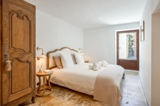 Bastide à vendre composée de 4 suites, 1 annexe avec piscine sur terrain attenant de près d'un hectare OPPEDE (84)
