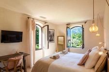 MÉNERBES – PROPRIÉTÉ D’EXCEPTION – 2 BÂTISSES – 9 CHAMBRES – PISCINE – SPA – PICKLE BALL – VUE LUBERON