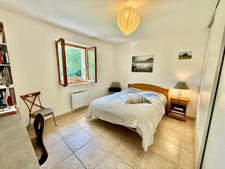 Dpt Vaucluse (84), à vendre aux Imberts quartier de GORDES, maison de plein pied avec 3 chambres et 1600 m2 de jardin  