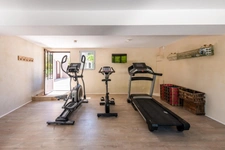 MÉNERBES – PROPRIÉTÉ D’EXCEPTION – 2 BÂTISSES – 9 CHAMBRES – PISCINE – SPA – PICKLE BALL – VUE LUBERON