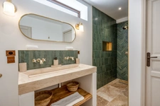 Bastide à vendre composée de 4 suites, 1 annexe avec piscine sur terrain attenant de près d'un hectare OPPEDE (84)