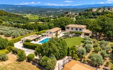 MÉNERBES – PROPRIÉTÉ D’EXCEPTION – 2 BÂTISSES – 9 CHAMBRES – PISCINE – SPA – PICKLE BALL – VUE LUBERON