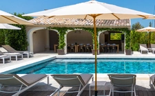 MÉNERBES – PROPRIÉTÉ D’EXCEPTION – 2 BÂTISSES – 9 CHAMBRES – PISCINE – SPA – PICKLE BALL – VUE LUBERON