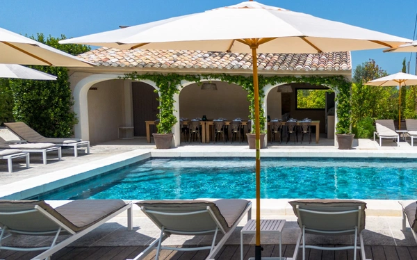 MÉNERBES – PROPRIÉTÉ D’EXCEPTION – 2 BÂTISSES – 9 CHAMBRES – PISCINE – SPA – PICKLE BALL – VUE LUBERON