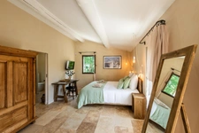 MÉNERBES – PROPRIÉTÉ D’EXCEPTION – 2 BÂTISSES – 9 CHAMBRES – PISCINE – SPA – PICKLE BALL – VUE LUBERON