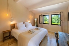 MÉNERBES – PROPRIÉTÉ D’EXCEPTION – 2 BÂTISSES – 9 CHAMBRES – PISCINE – SPA – PICKLE BALL – VUE LUBERON